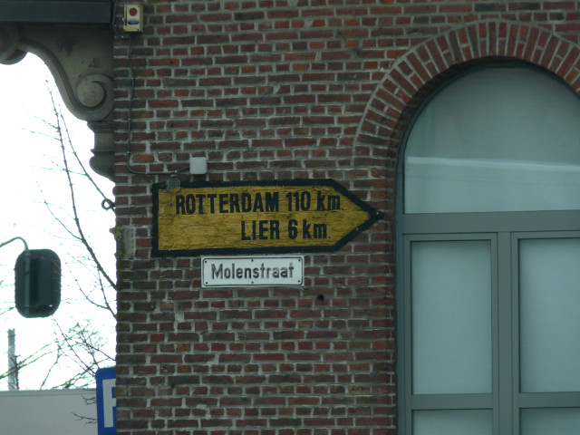 P1210936wegwijzeropmuurinduffel