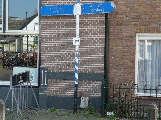 P1310378wegwijzerenpaaltjedieren