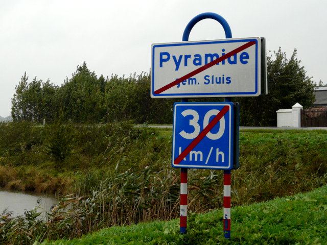 P1000720pyramide