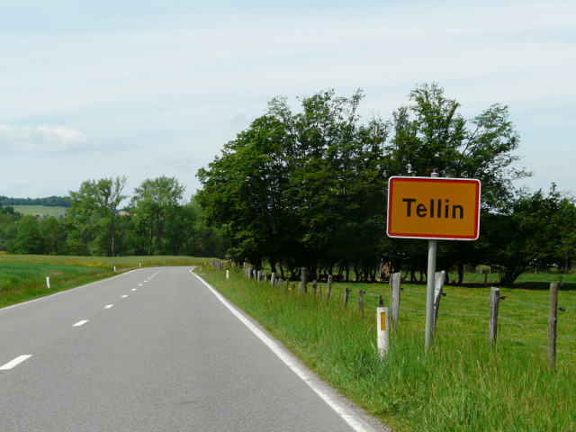 P1320558tellin_g