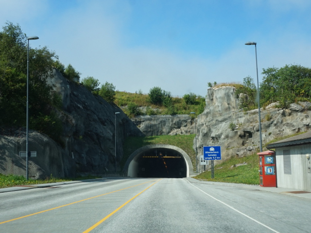 DSC04512x64tunnelingang